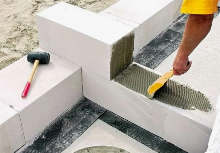 Процесс кладки газобетонных блоков